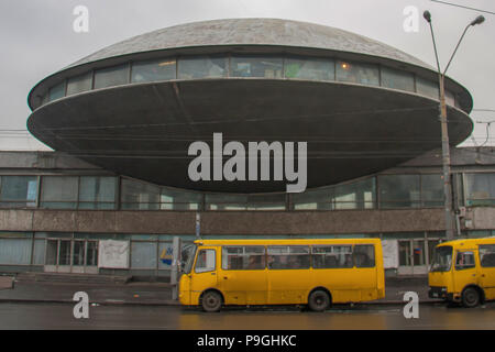 Kiev - Ucraina di Kiev sovietica di architettura è ancora dominante e con molti esempi, come l'Hotel Salyut, l'Autorità Portuale, alcune fermate di metropolitana Foto Stock