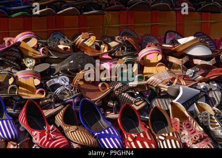 Le scarpe per la vendita di scarpe di Lane fuori il vecchio mercato delle spezie in India Foto Stock