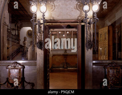 Ingresso alla sala principale e la cappella sul lato destro del Palazzo Guell, 1886-1890, progettato b… Foto Stock