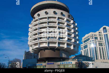 Kiev - Ucraina di Kiev sovietica di architettura è ancora dominante e con molti esempi, come l'Hotel Salyut, l'Autorità Portuale, alcune fermate di metropolitana Foto Stock