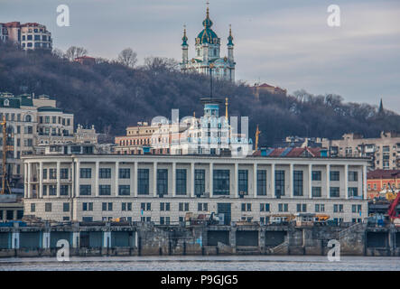 Kiev - Ucraina di Kiev sovietica di architettura è ancora dominante e con molti esempi, come l'Hotel Salyut, l'Autorità Portuale, alcune fermate di metropolitana Foto Stock