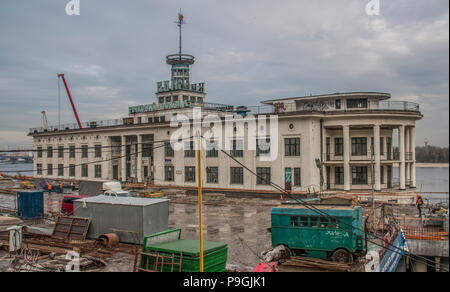 Kiev - Ucraina di Kiev sovietica di architettura è ancora dominante e con molti esempi, come l'Hotel Salyut, l'Autorità Portuale, alcune fermate di metropolitana Foto Stock