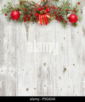 Decorazione di natale sul vecchio grunge tagliere in legno Foto Stock