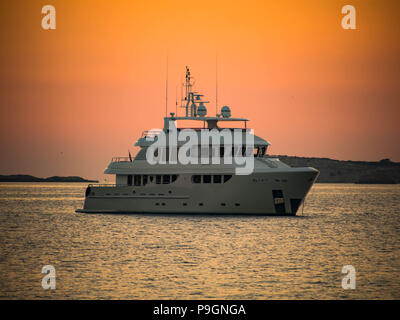 I super yacht Badido 90 all'ancora nella Baia di San Antonio, Ibiza, Isole Baleari, Spagna Foto Stock