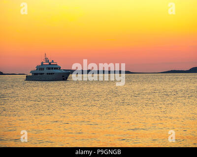 I super yacht Badido 90 all'ancora nella Baia di San Antonio, Ibiza, Isole Baleari, Spagna Foto Stock