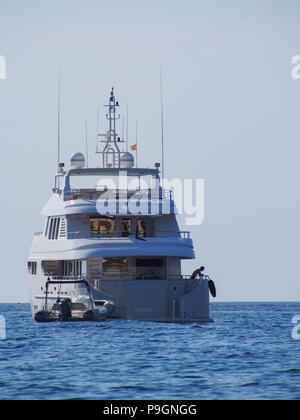 I super yacht Badido 90 all'ancora nella Baia di San Antonio, Ibiza, Isole Baleari, Spagna Foto Stock