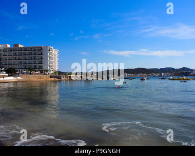 Cala De Bous e il Fiesta Hotel Milord nella Baia di San Antonio, Ibiza, Isole Baleari, Spagna Foto Stock