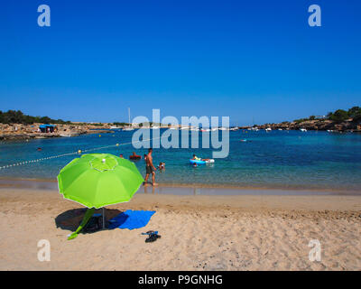 Un verde ombrellone sulla spiaggia di Port D'es Torrent beach in Ibiza, Isole Baleari, Spagna Foto Stock