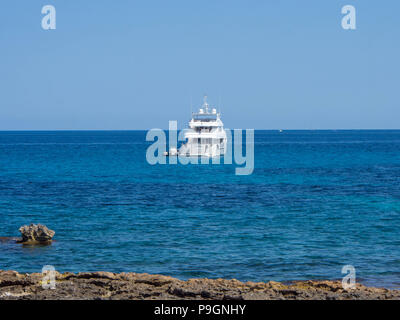 I super yacht Badido 90 all'ancora nella Baia di San Antonio, Ibiza, Isole Baleari, Spagna Foto Stock