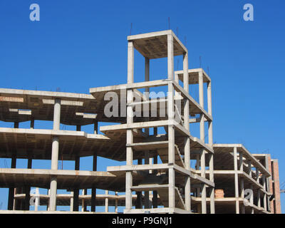 Mezzo scafo costruito di un hotel abbandonato la costruzione in Ibiza, Spagna Foto Stock