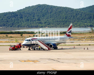 Un britannico airlways Embraer ERJ-190SR all'aeroporto di Ibiza Foto Stock