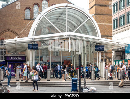 Bishopsgate entrata alla stazione di Liverpool Street, Londra, un terminale occupato che serve principalmente a est e sud-est dell'Inghilterra. I passeggeri e i passanti. Foto Stock