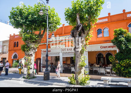 Ubrique, Spagna - 22 Giugno 2018: la gente camminare passato il Grand Cinema Alcazar e il cafe bar. Questa è la città main street. Foto Stock