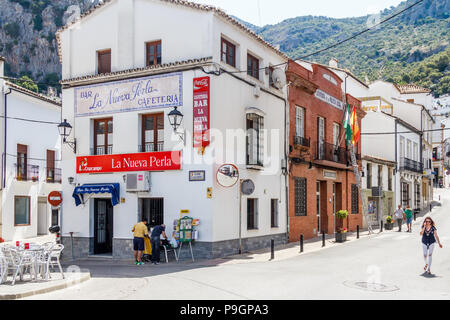 Ubrique, Spagna - 22 Giugno 2018: la caffetteria e il bar vicino alla stazione di polizia. Questo è l'inizio della città vecchia. Foto Stock