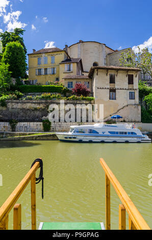 Passerella e battello ormeggiato sulle rive del fiume Baise in Nerac, Lot-et-Garonne, Francia Foto Stock