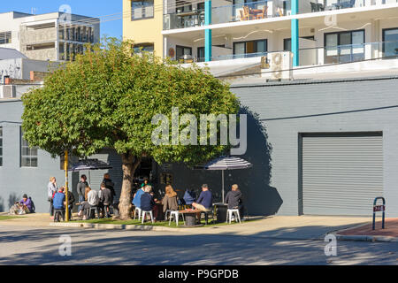 Boo popolare Espresso, un piccolo foro nella parete coffee shop in Perth, Western Australia Foto Stock