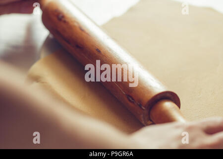 Un uomo rotola fuori l'impasto. Vista ravvicinata. Foto Stock