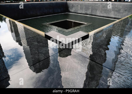 La città di New York, Stati Uniti d'America - 20 Giugno 2018: National September 11 Memorial nel sito del centro del commercio mondiale Foto Stock