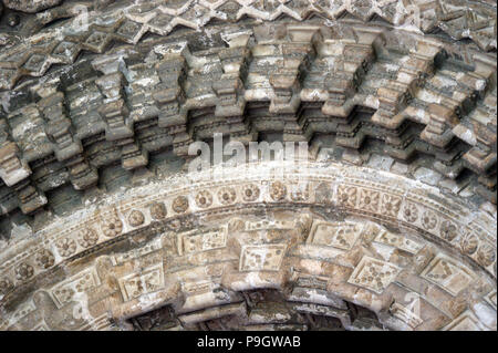 Dettaglio carving decorazione su un antico arco in pietra Durham Inghilterra Foto Stock