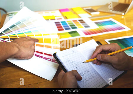 Graphic Designer scegliere i colori da bande di colore dei campioni per la progettazione .Designer grafico creatività concetto di lavoro . Foto Stock