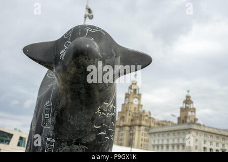 Superlambanana, Liverpool Waterfront, con una vista del Royal Liver Building in background Foto Stock