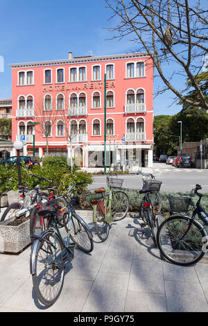 Tipica scena di strada al Lido di Venezia, l'isola del Lido di Venezia, Veneto, italia con biciclette, la normale forma di trasporto, parcheggiata vicino all Hotel New Reite Foto Stock