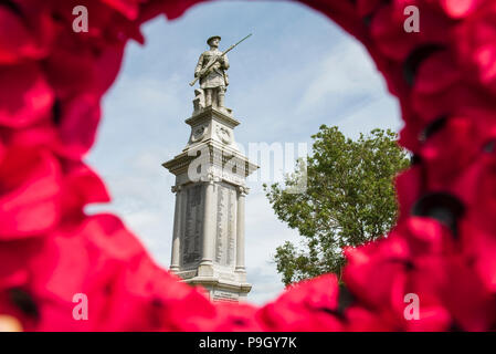 Kirriemuir Memoriale di guerra visto attraverso una corona di papavero, Kirriemuir Angus, Scozia. Foto Stock