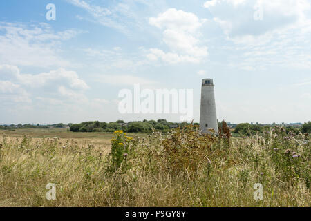 Faro di Leasowe, Wirral REGNO UNITO, paesaggio con erba lunga e cielo blu Foto Stock