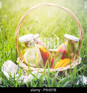 Selezione di estate limonate. Cestello sul prato con bevande rinfrescanti Foto Stock