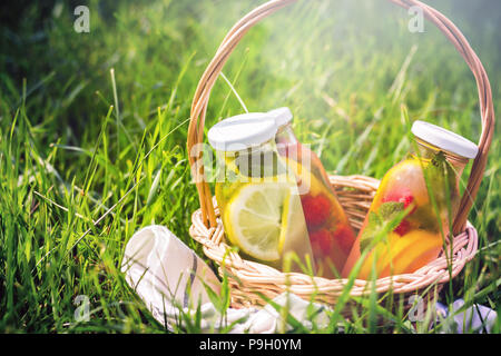 Selezione di estate limonate. Cestello sul prato con bevande rinfrescanti. Foto Stock