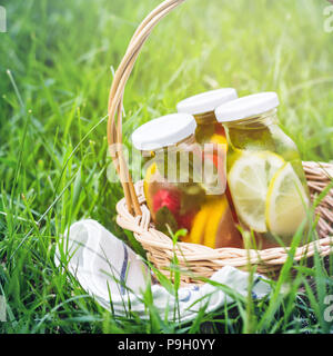 Selezione di estate limonate. Cestello sul prato con bevande rinfrescanti. Foto Stock