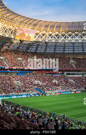 Mosca, Russia - Luglio 11, 2018: gli appassionati di calcio per celebrare durante il FIFA 2018 Coppa del Mondo nelle semifinali partita di calcio tra Inghilterra e Croazia Foto Stock