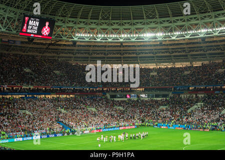 Mosca, Russia - Luglio 11, 2018: gli appassionati di calcio per celebrare durante il FIFA 2018 Coppa del Mondo nelle semifinali partita di calcio tra Inghilterra e Croazia Foto Stock