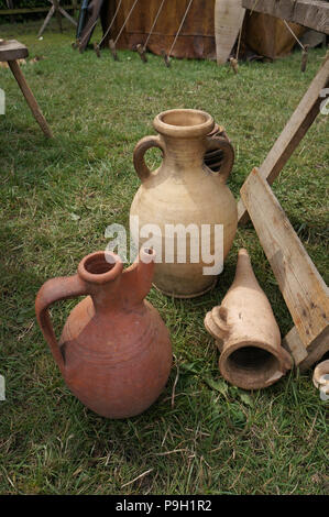 Pentole romana e una piccola anfora. Foto Stock