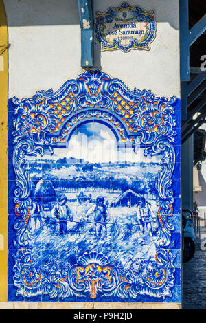 Azulejo piastrelle sulla parete della contea di luogo di mercato Santarem Portogallo raffiguranti i lavoratori nel campo Foto Stock