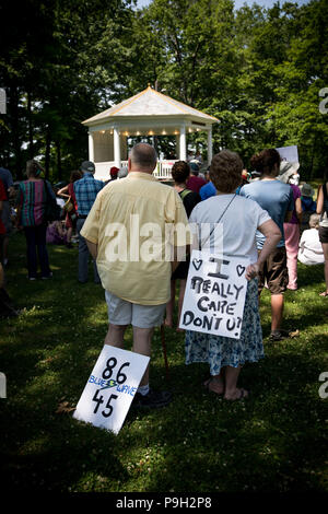 Brattleboro, STATI UNITI D'AMERICA, 30 giugno 2018. I membri della Comunità si riuniscono come parte di una giornata nazionale di azione per "tenere insieme le famiglie" Foto Stock