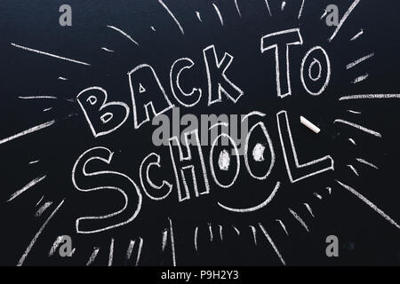 Si torna a scuola scritta sulla lavagna in aula, il nuovo semestre è in fase di avviamento Foto Stock