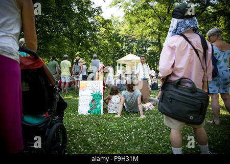 Brattleboro, STATI UNITI D'AMERICA, 30 giugno 2018. I membri della Comunità si riuniscono come parte di una giornata nazionale di azione per "tenere insieme le famiglie" Foto Stock