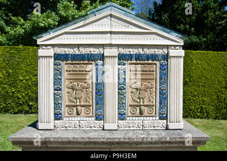 Il Santuario di Nemi, tempio della dea Diana, scultura in motivi di Rufford Abbey Park, Nottinghamshire, Inghilterra, Regno Unito. Foto Stock