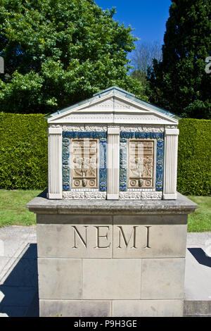 Il Santuario di Nemi, tempio della dea Diana, scultura in motivi di Rufford Abbey Park, Nottinghamshire, Inghilterra, Regno Unito. Foto Stock