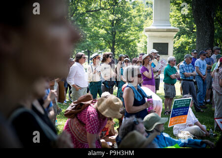 Brattleboro, STATI UNITI D'AMERICA, 30 giugno 2018. I membri della Comunità si riuniscono come parte di una giornata nazionale di azione per "tenere insieme le famiglie" Foto Stock