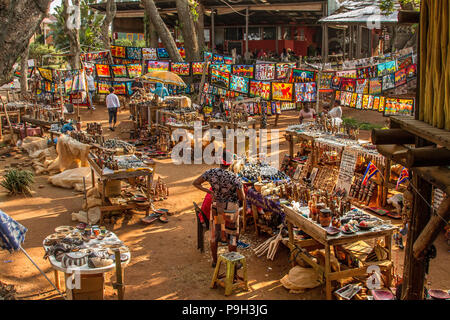 Ezulwini Craft Market in Swaziland, verso la fine di una giornata impegnativa, che mostra una varietà di prodotti per la vendita. Foto Stock