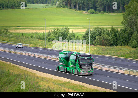 Mercedes-Benz Actros 2551 Highway Hero Visualizza carrello e di bulk del trasportatore Kuljetus Auvinen Oy sulla strada in estate. Salo, Finlandia - 13 luglio 2018. Foto Stock