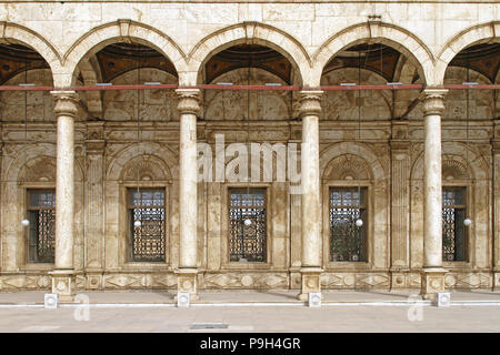 Arch pilastri della moschea di alabastro nella Cittadella del Cairo Foto Stock