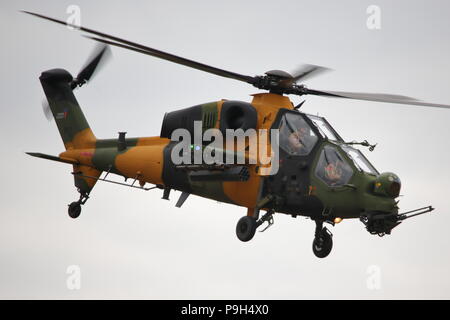 Il bagno turco ATAK T129 elicottero mostravano la sua manovrabilità a Farnborough Airshow internazionale 2018 Foto Stock