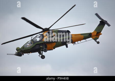 Il bagno turco ATAK T129 elicottero mostravano la sua manovrabilità a Farnborough Airshow internazionale 2018 Foto Stock