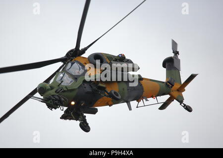 Il bagno turco ATAK T129 elicottero mostravano la sua manovrabilità a Farnborough Airshow internazionale 2018 Foto Stock