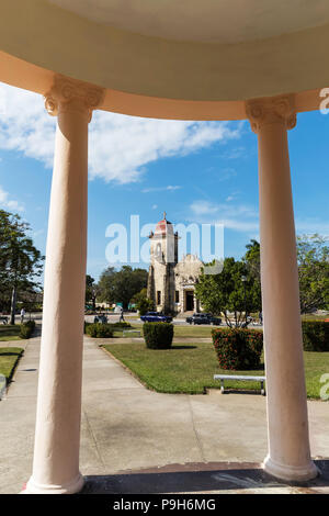 Vista della Chiesa cattolica in tutta la piazza della città a Nueva Gerona su Isla de la Juventud, Cuba Foto Stock