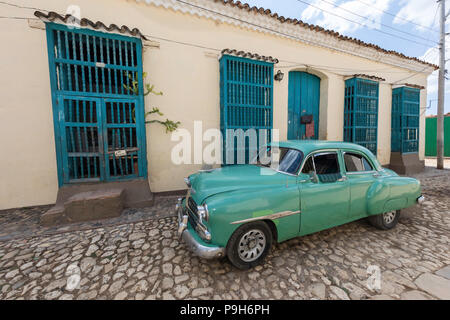 Un vintage anni cinquanta la vettura americana funziona come un taxi nel Patrimonio Mondiale UNESCO città di Trinidad, Cuba. Foto Stock