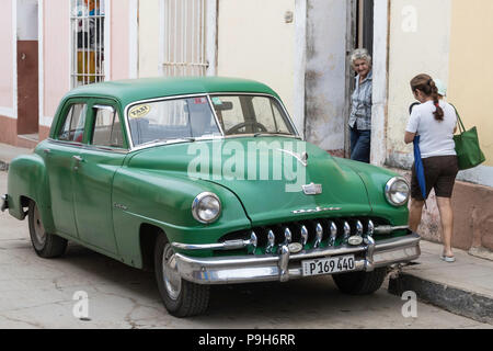 Un vintage anni cinquanta American De Soto lavorando come un taxi nel Patrimonio Mondiale UNESCO città di Trinidad, Cuba. Foto Stock